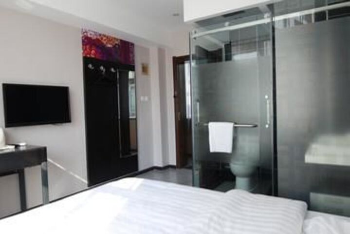Room 9 of 11