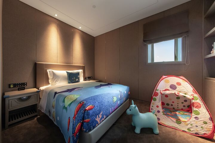 Room 8 of 42