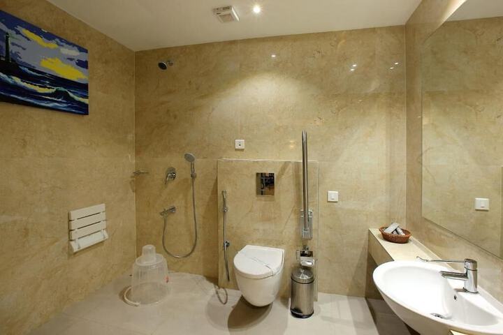 Room 5 of 9