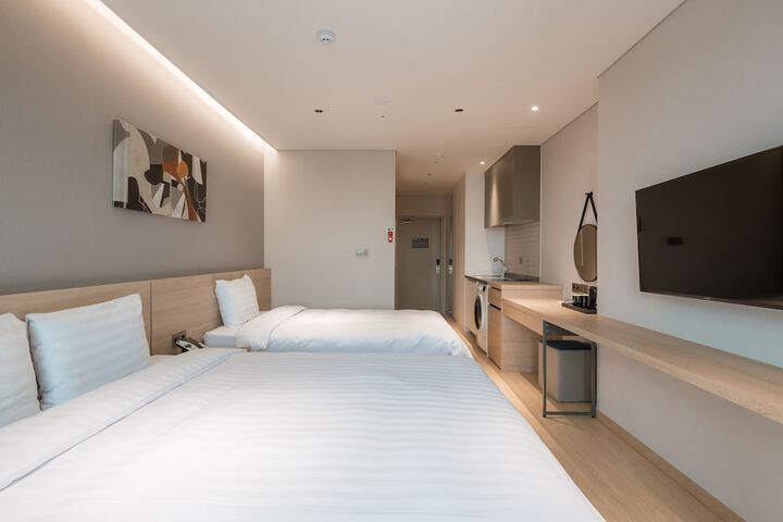 Room 10 of 106