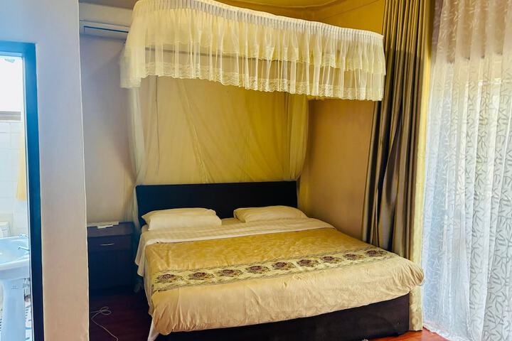 Room 6 of 18