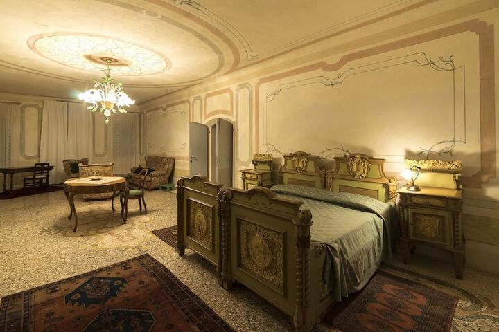 Room 4 of 32