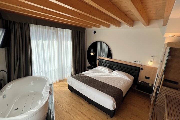 Room 80 of 233