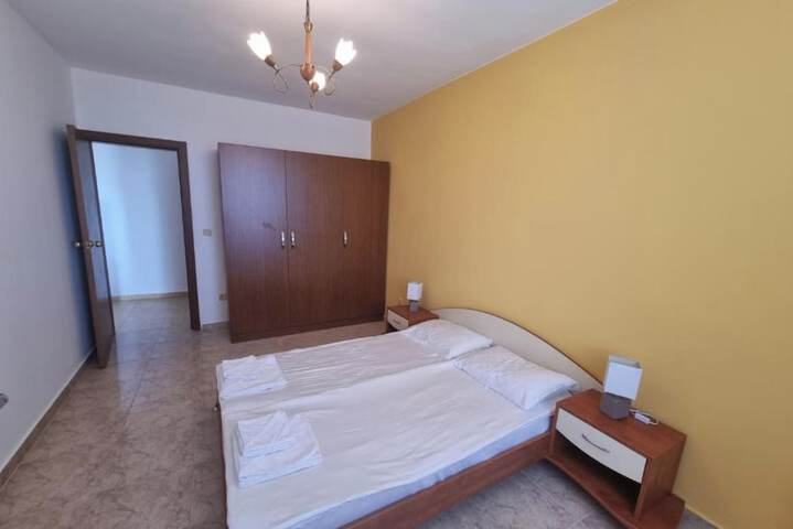 Room 6 of 102