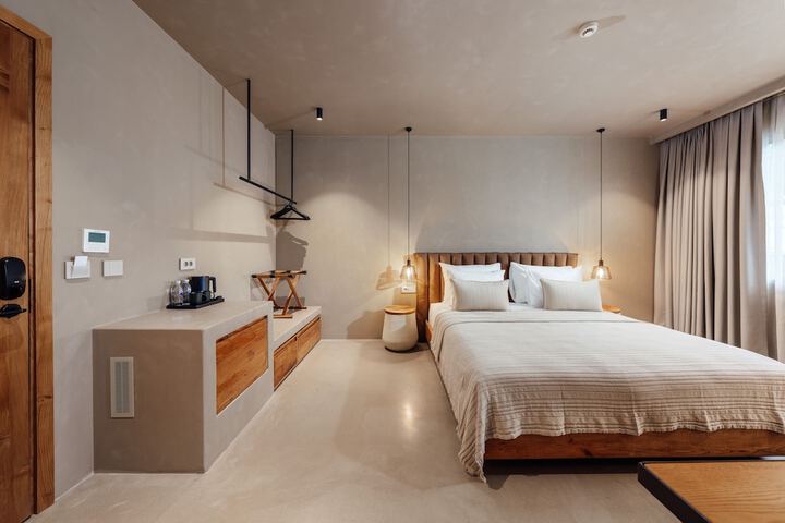 Room 16 of 76