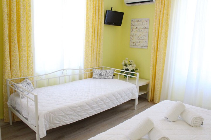 Room 10 of 80