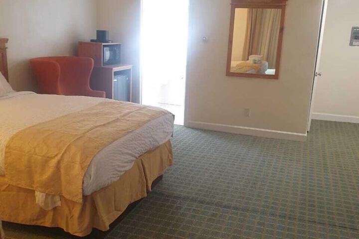 Room 10 of 14