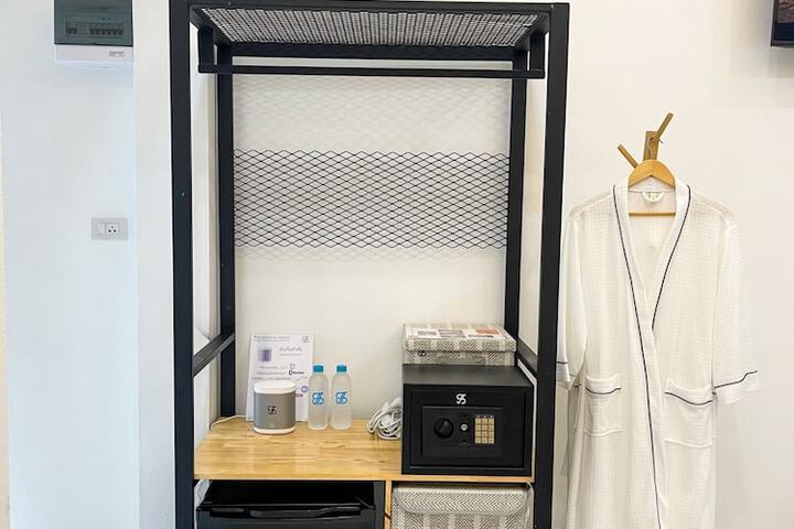 Room 9 of 32