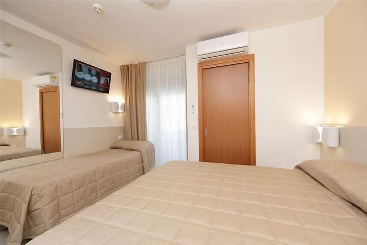 Room 10 of 32