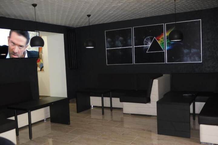 Lounge 32 of 38
