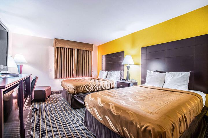 2 Queen Beds (7 of 10)