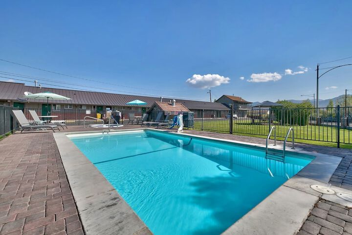 Pool 30 of 40