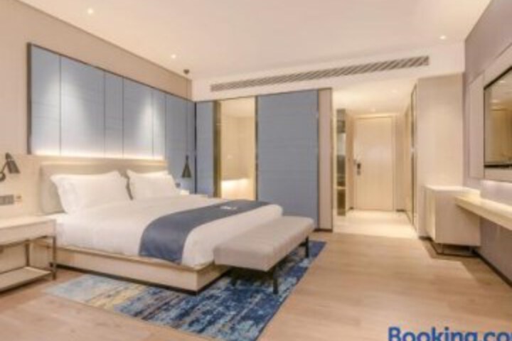 March Flower Hotel