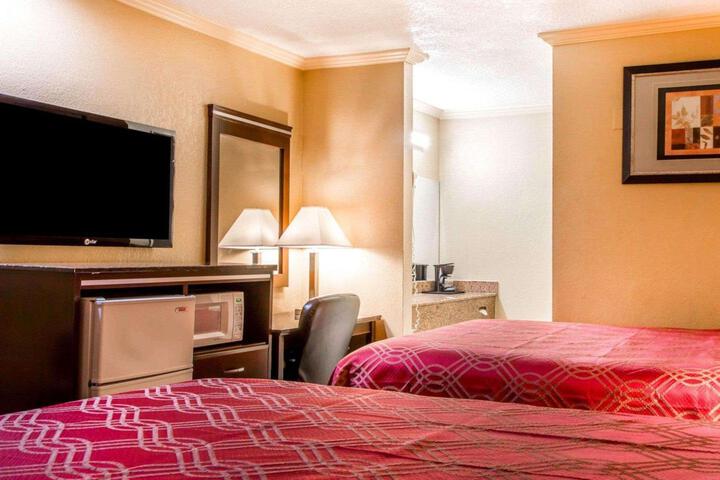 1 Queen Bed (3 of 19)
