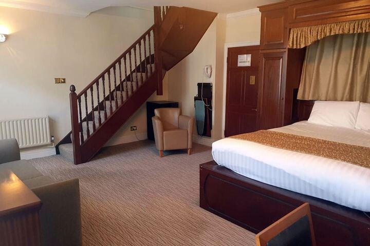 Room 27 of 142