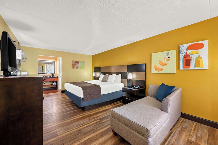 1 King Bed Upstairs High Speed Internet Accessible Microwave and Refrigerator, Continental Breakfast (3 of 16)