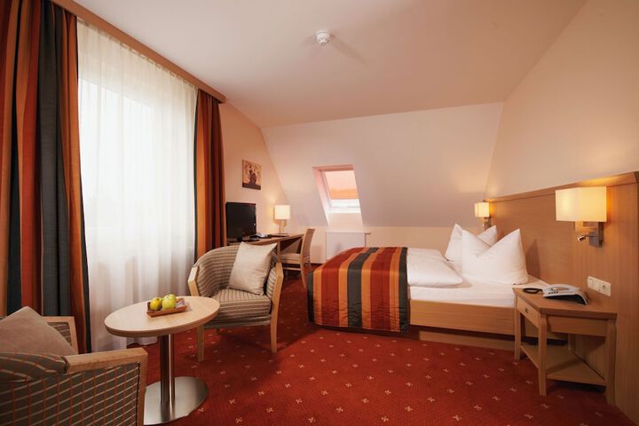 Room 6 of 33