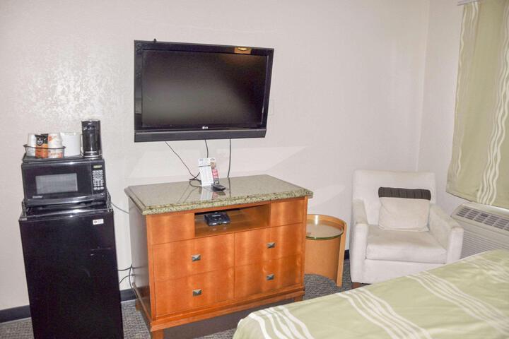 1 Queen Bed (2 of 3)