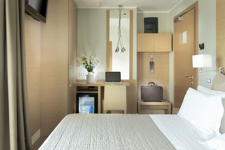 Room 8 of 80