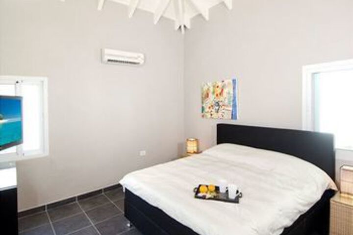 Room 10 of 25