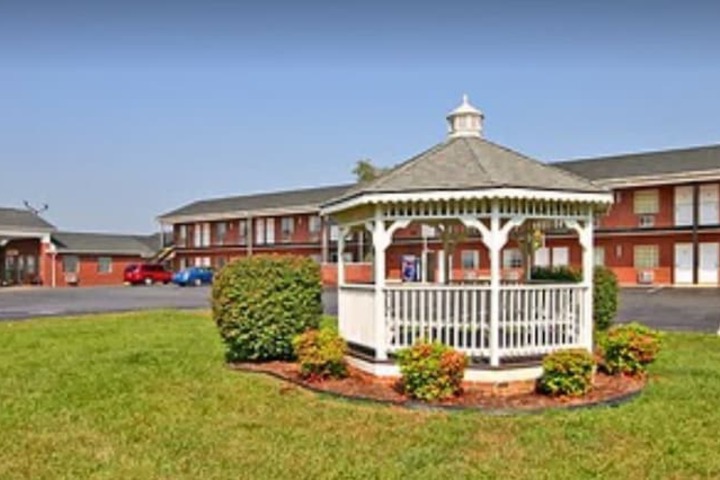 Hotel Exterior 26 of 28