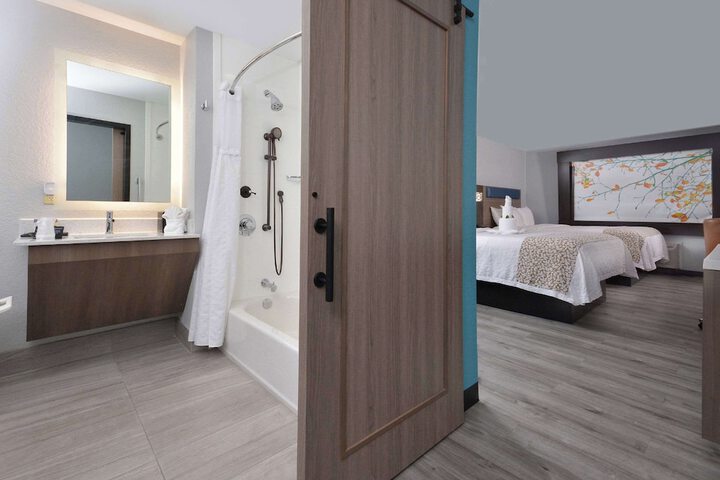 2 Queen Beds (26 of 38)