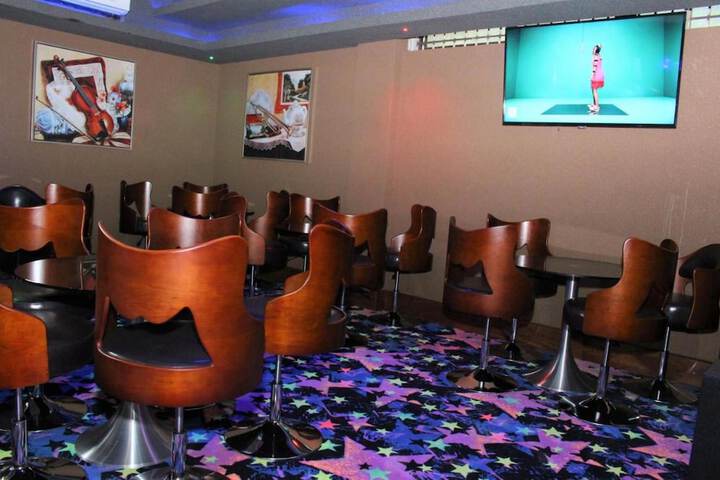 Lounge 48 of 61