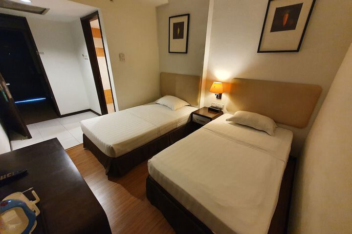 Room 12 of 28