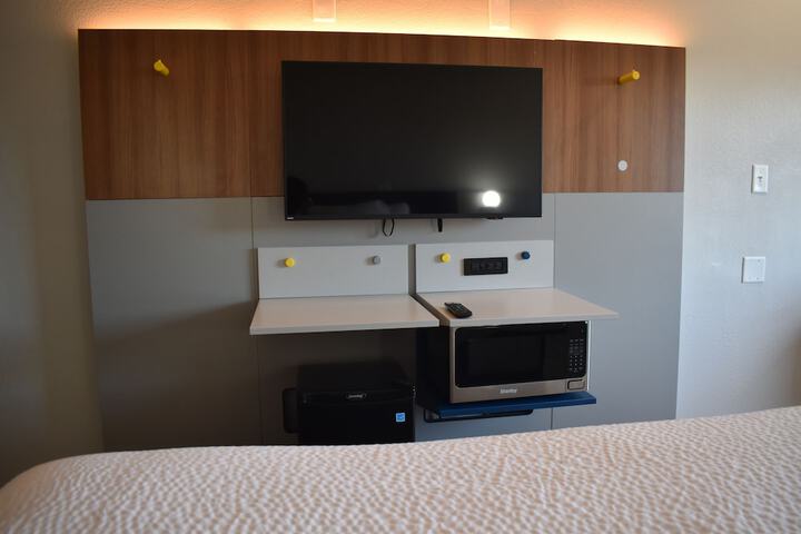 1 Queen Bed Deluxe Accessible Room (7 of 28)