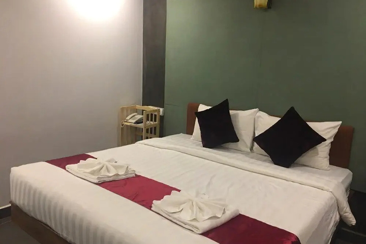 Room 2 of 10