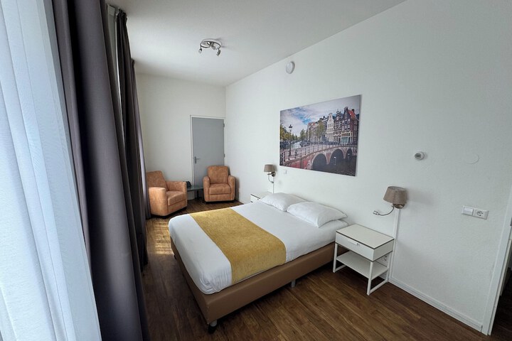Room 10 of 34
