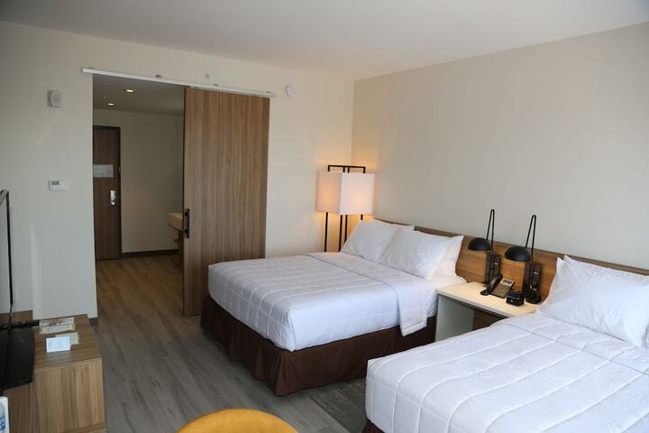2 Queen Beds (3 of 7)