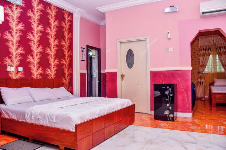Room 6 of 28