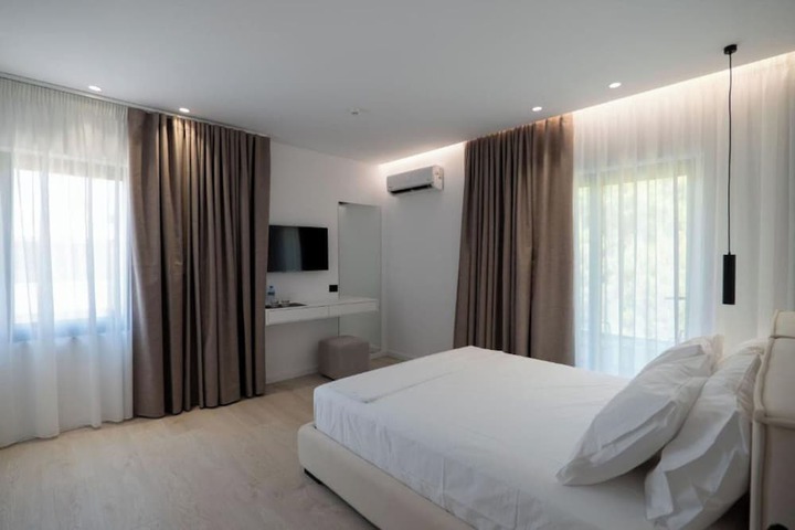Room 44 of 100