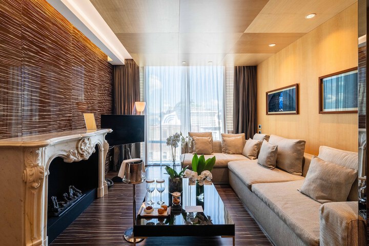 Room 32 of 84