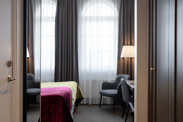 Room 32 of 98