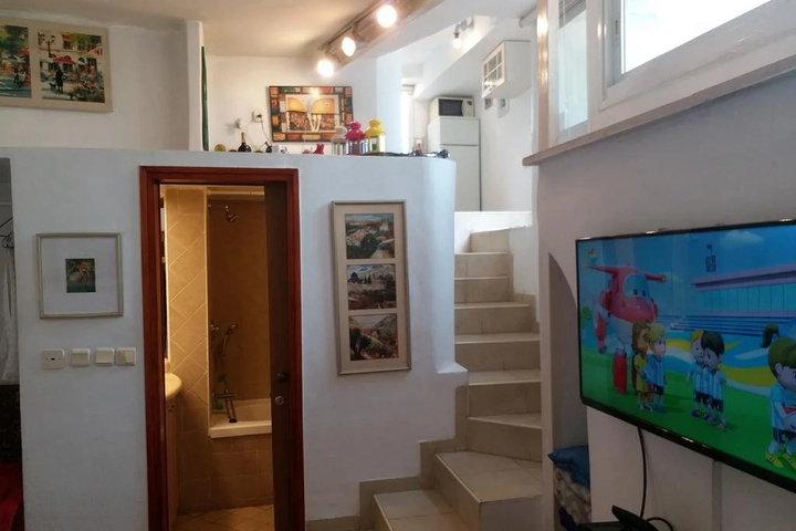 Room 6 of 9