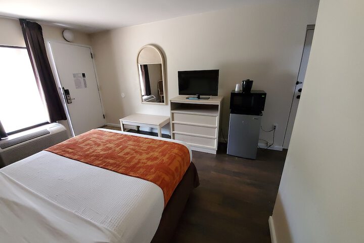 Queen Bed Exterior Entrance Accessible (3 of 13)