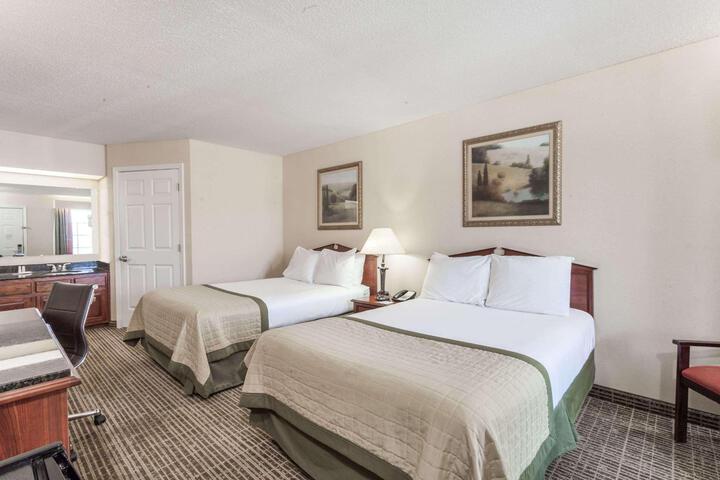 2 Double Beds (5 of 8)