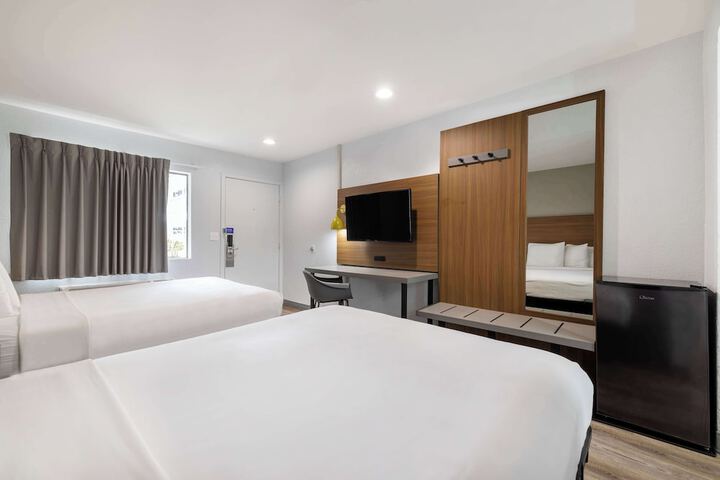 2 Queen Beds (8 of 13)