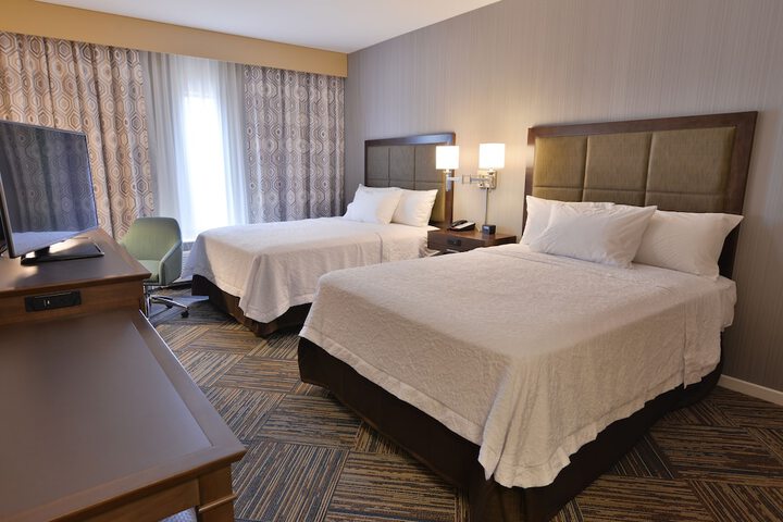2 Queen Beds Mobility Hearing Accessible Tub (3 of 12)