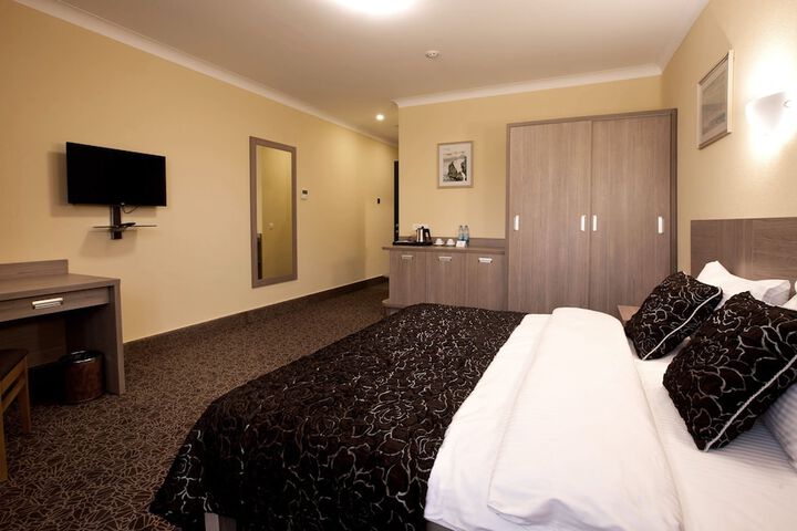 Room 8 of 119