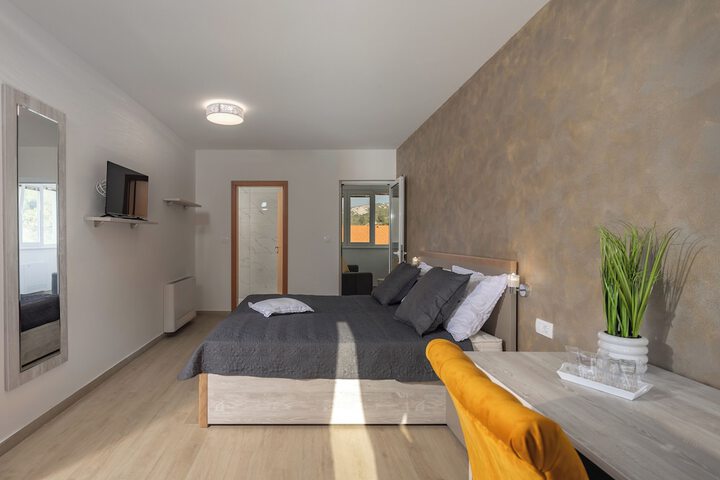 Room 2 of 25