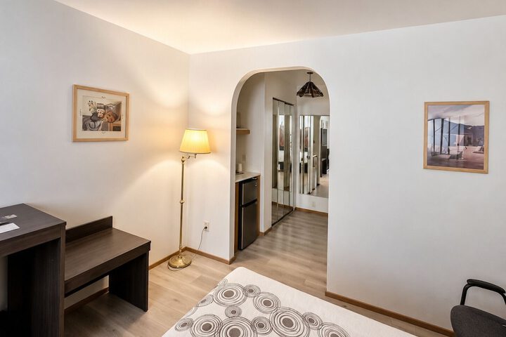 Room 9 of 29