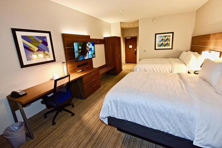 2 Queen Beds Hearing Accessible (4 of 15)