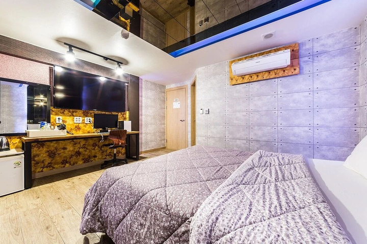 Room 32 of 42