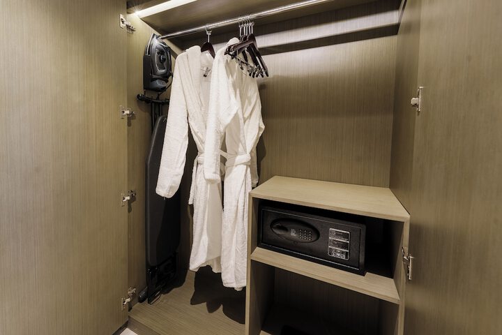 Room 4 of 7