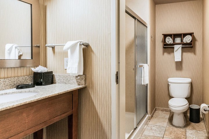 2 Queen Beds Tub Shower Combo (14 of 21)