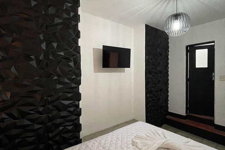 Room 8 of 11