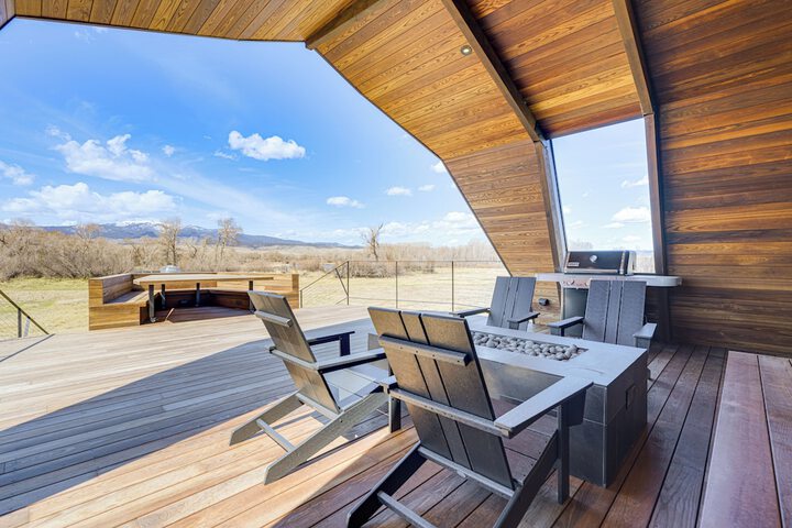 Riverfront Montana Retreat - Deck Fire Pit & Pond